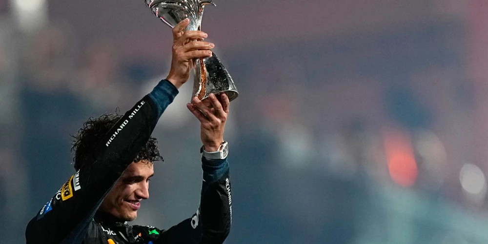 "McLaren" pilots Lando Noriss ar Pirmās formulas čempiona trofeju