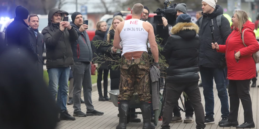 Protesta akcija pie Ministru kabineta ēkas