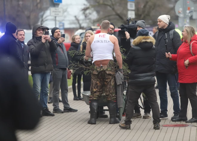 Protesta akcija pie Ministru kabineta ēkas