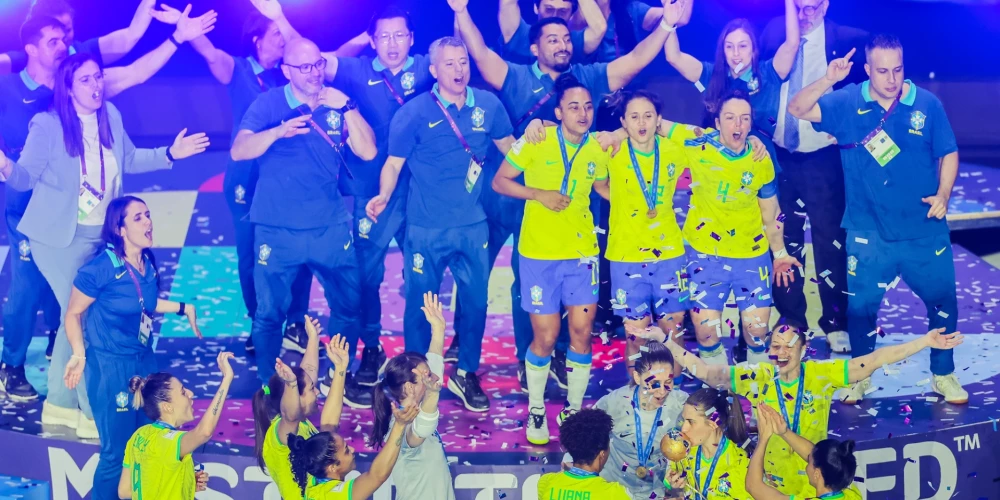 Brazīlijas izlase gavilē par izcīnīto Pasaules kausu telpu futbolā