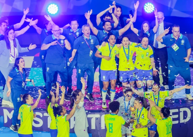 Brazīlietes triumfē pirmajā telpu futbola Pasaules kausa izcīņā sievietēm