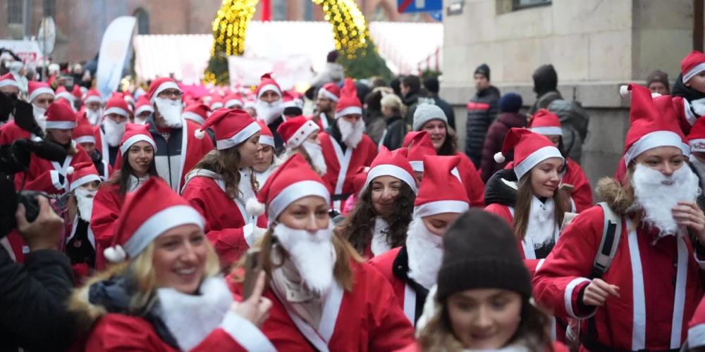В Риге, на Домской площади, в 18-й раз состоялся благотворительный рождественский забег Санта-Клаусов Santa Fun Run.