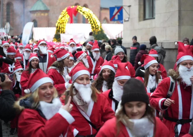 В Риге, на Домской площади, в 18-й раз состоялся благотворительный рождественский забег Санта-Клаусов Santa Fun Run.
