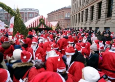 ФОТО: тысяча Санта-Клаусов в центре Риги - благотворительный забег собрал рекордное число участников