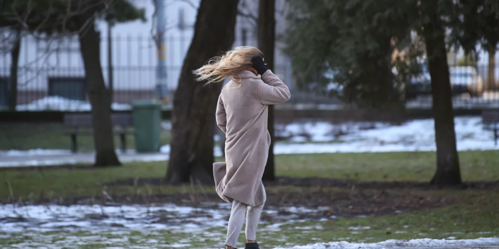 Синоптики обещают Латвии влажную и ветряную рабочую неделю.