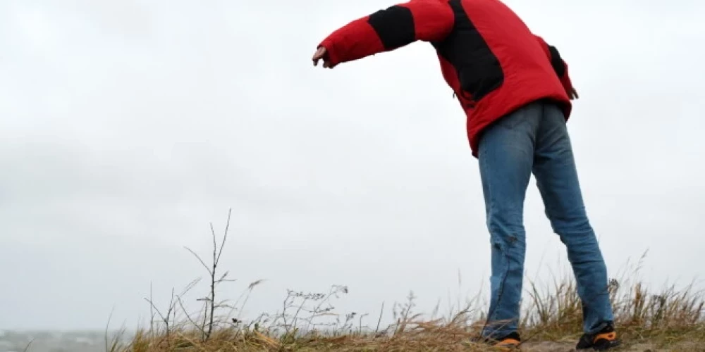 Dienas laikā pūtīs mērens dienvidu vējš, tā ātrums brāzmās valsts rietumu un centrālajā daļā sasniegs 9-13 metrus sekundē.