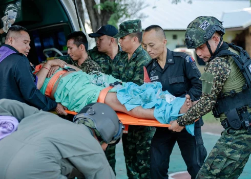 Taizemes gaisa spēki norāda, ka lēmums veikt triecienus pa Kambodžas militārajiem mērķiem pieņemts pēc tam, kad vairākās strīdīgajās pierobežas teritorijās izcēlās kaujas, kurās tika nogalināts vismaz viens Taizemes robežsargs.