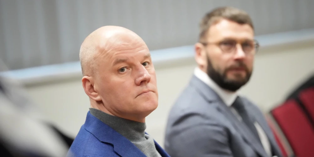 Krimināllietā apsūdzētie "Olainfarm" kādreizējais padomes locekļi, "Prudentia" valdes priekšsēdētājs Kārlis Krastiņš (no kreisās) un maksātnespējas administrators un zvērināts advokāts Haralds Velmers.