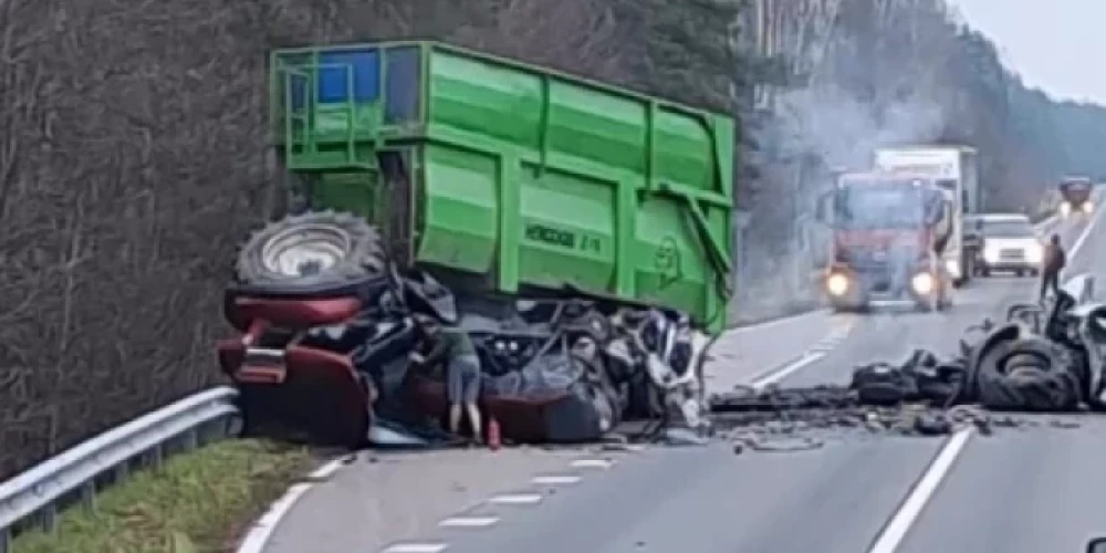 Sadursmē dzīvību zaudēja vieglās automašīnas vadītājs.