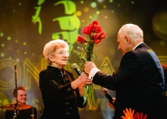 FOTO: ar "Mikrofona aptaujas” dziesmām 90 gadu jubilejā īpašā koncertā tiek sveikts Gunārs Jākobsons