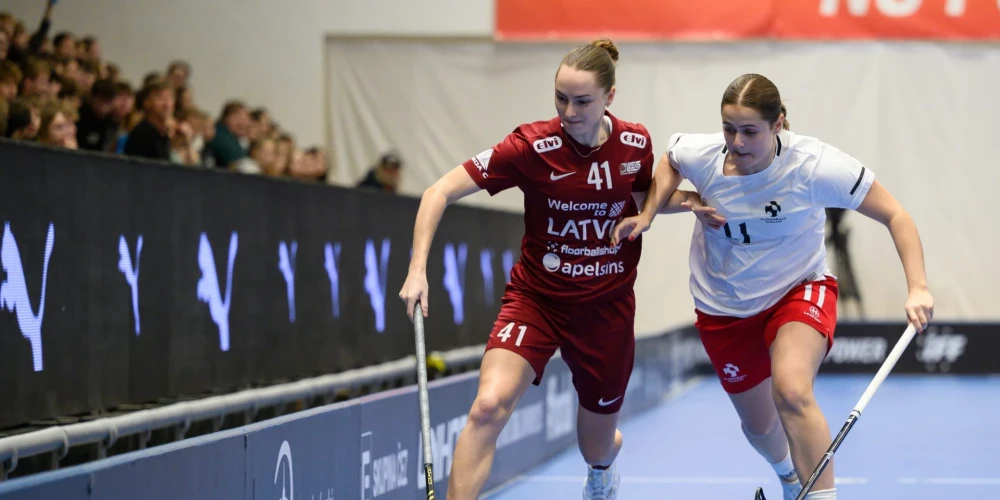 Latvijas florbolistes spēlē pret Dāniju. 