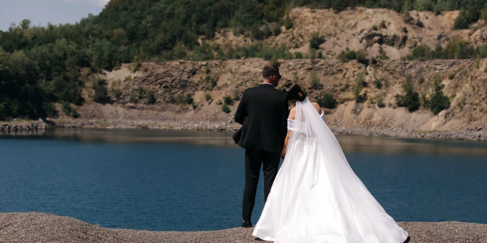 Zemestrīcē, kurā gāja bojā gandrīz 88 tūkstoši cilvēku, karavīrs izglāba mazu meitenīti, kura pēc 17 gadiem kļuva par viņa sievu.