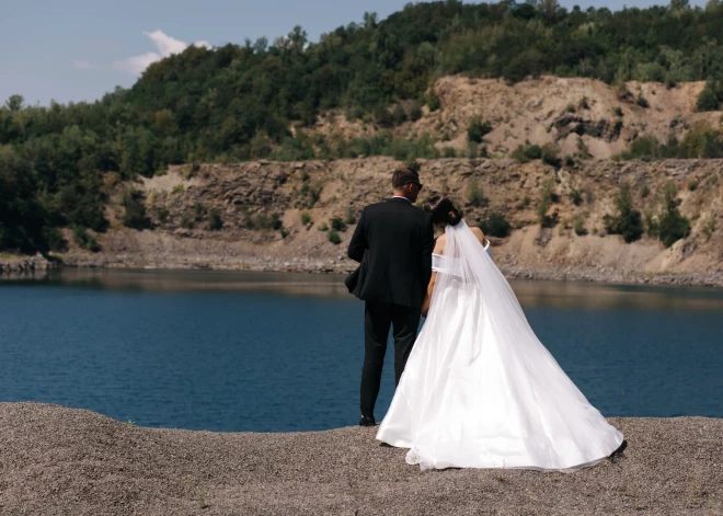 Sieviete apprec varoni, kurš viņu bērnībā izvilka no baisā zemestrīcē sagruvušās mājas drupām