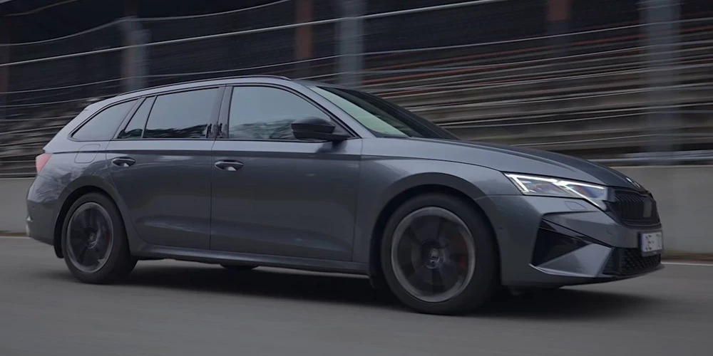 Ceturtās paaudzes RS ir uzlabota balstiekārta, pašbloķējošs priekšējais diferenciālis no Golf GTI un progresīvā stūres iekārta.