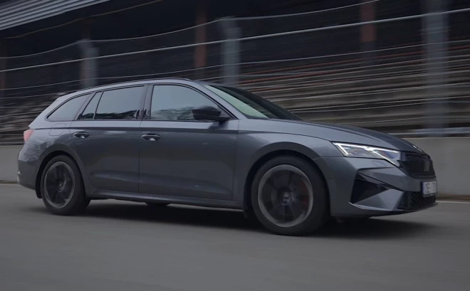 Ceturtās paaudzes RS ir uzlabota balstiekārta, pašbloķējošs priekšējais diferenciālis no Golf GTI un progresīvā stūres iekārta.