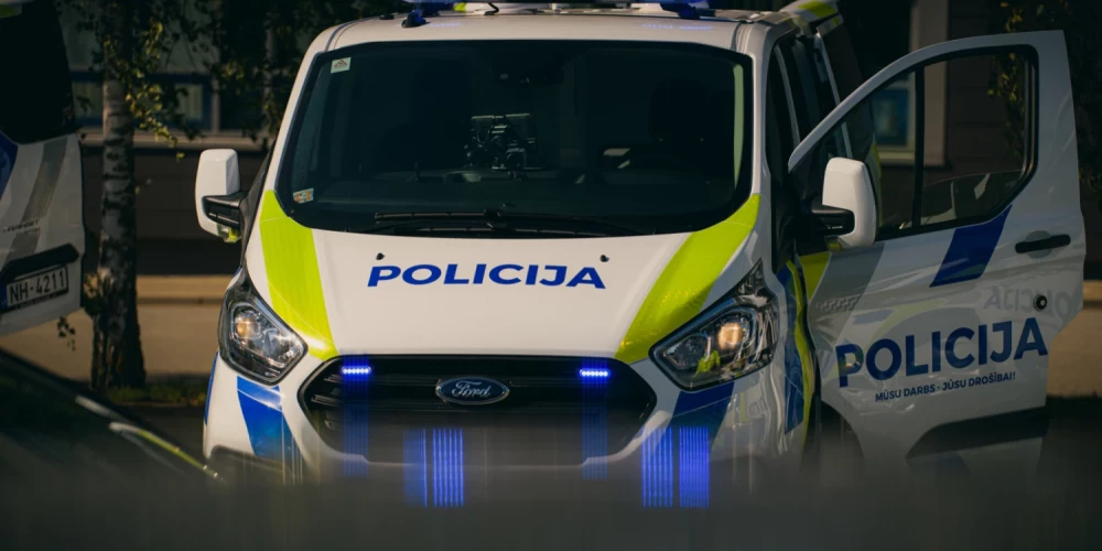 Полиция выясняет мотив нападения совершеннолетней на малолетнюю.