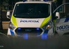 Ужас посреди магазина в Межциемсе: 18-летняя девушка набросилась на маленькую девочку и начала бить ее по лицу