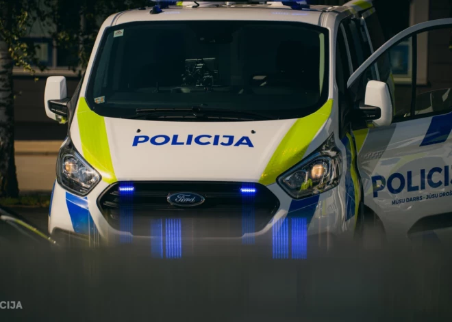 Ужас посреди магазина в Межциемсе: 18-летняя девушка набросилась на маленькую девочку и начала бить ее по лицу