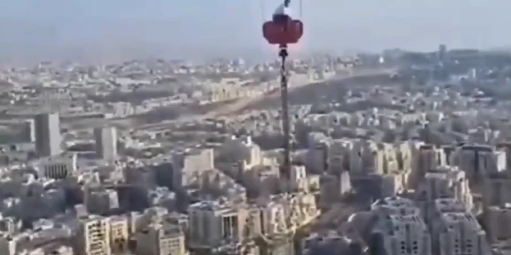 Pārgalvīgs pusaudzis daudzas stundas pavada 300 metru augstumā (ekrānuzņēmums no video)