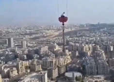 VIDEO. Cilvēkiem ar vājiem nerviem neskatīties: Jeruzalemē glābj pusaudzi, kurš stundām ilgi sēdēja uz mazas platformas 300 metru augstumā