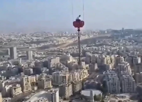 Pārgalvīgs pusaudzis daudzas stundas pavada 300 metru augstumā (ekrānuzņēmums no video)