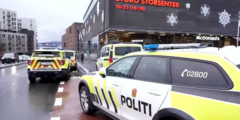 Policisti pie Oslo iepirkšanās centra (ekrānuzņēmums no video)