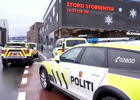 Policisti pie Oslo iepirkšanās centra (ekrānuzņēmums no video)
