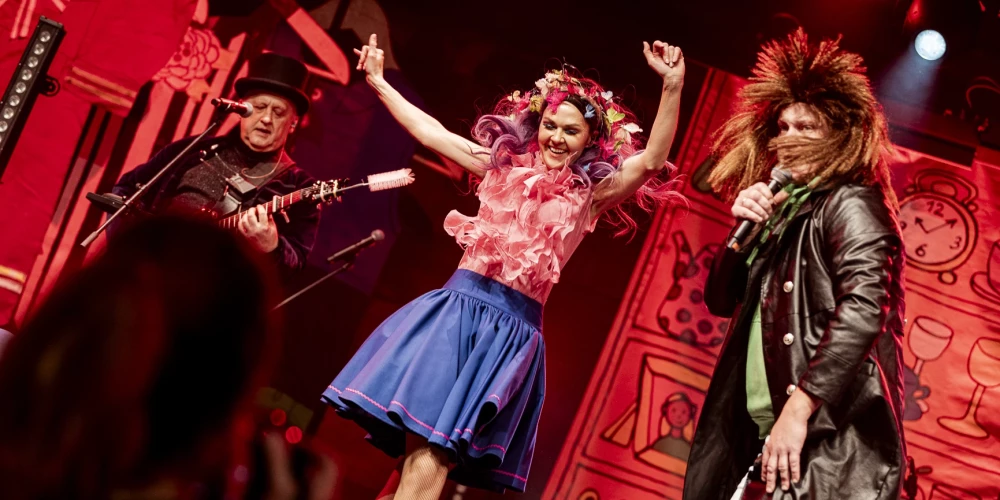 2025. gada 7. decembrī ar izrādi Dzintaru koncertzāles mazajā zālē ieskandināta “Brīnumskapja” Ziemassvētku koncertizrādes “Ķekata, ļekata” turneja.