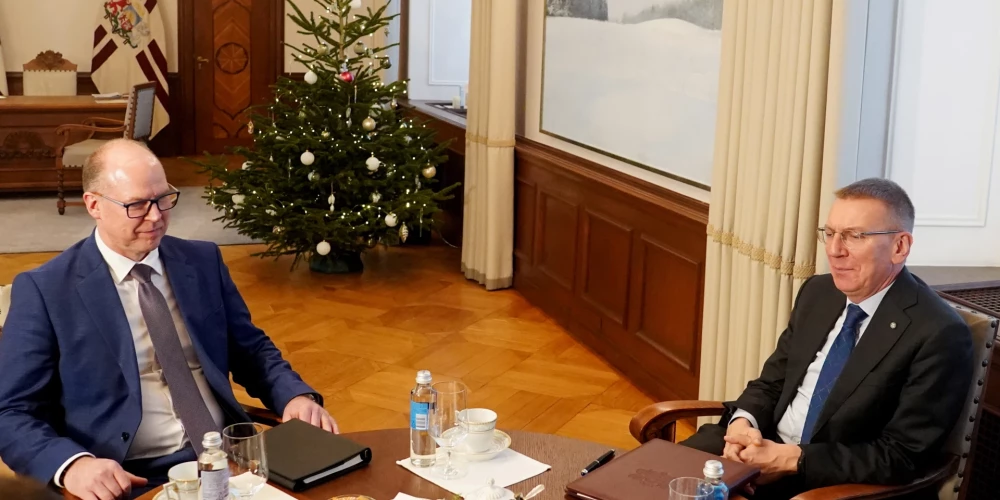 Valsts prezidents Edgars Rinkēvičs (no labās) un ģenerālprokurors Armīns Meisters tikšanās laikā Rīgas pilī.