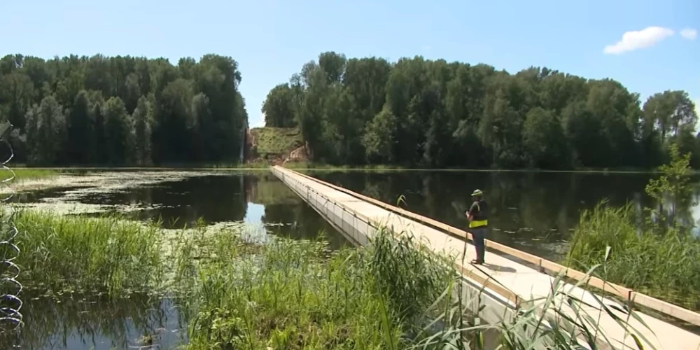В лодке, перевернувшейся в пятницу в Лудзенском крае, находились сотрудники, которые строили понтонные мостки на границе.