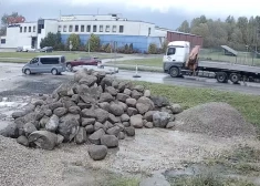 VIDEO: policija lūdz atpazīt "Opel" automašīnu; tās vadītājs piekabē veda baltu veļasmašīnu