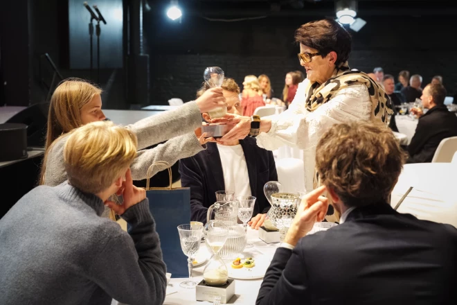 Mārai mazbērni padod balvu pirms foto uzņemšanas.