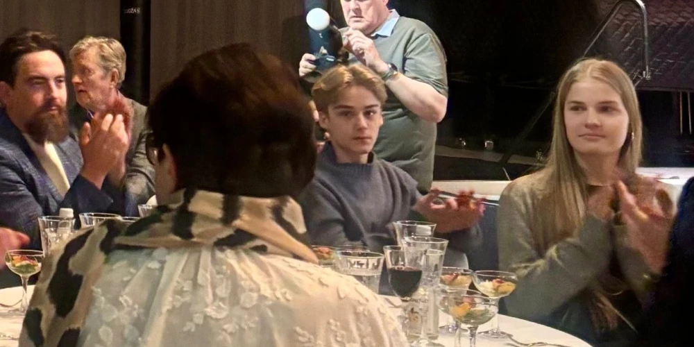 Svinīgajā pasākumā bija ieradušies arī Māras mazbērni Marats un Emīlija, kuru vecāki ir Māras meita aktrise Ilze Ķuzule-Skrastiņa un viņas vīrs aktieris Artūrs Skrastiņš.