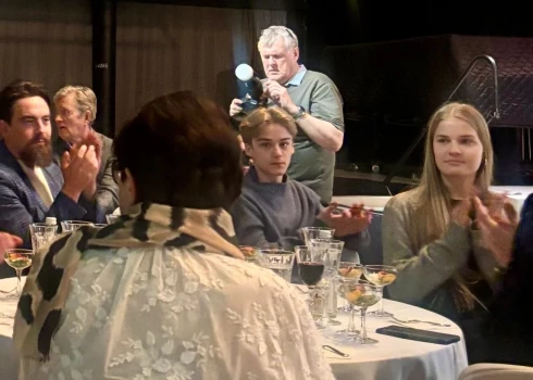 Svinīgajā pasākumā bija ieradušies arī Māras mazbērni Marats un Emīlija, kuru vecāki ir Māras meita aktrise Ilze Ķuzule-Skrastiņa un viņas vīrs aktieris Artūrs Skrastiņš.