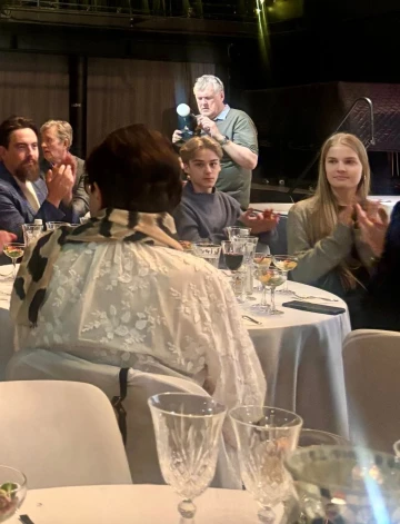 Svinīgajā pasākumā bija ieradušies arī Māras mazbērni Marats un Emīlija, kuru vecāki ir Māras meita aktrise Ilze Ķuzule-Skrastiņa un viņas vīrs aktieris Artūrs Skrastiņš.