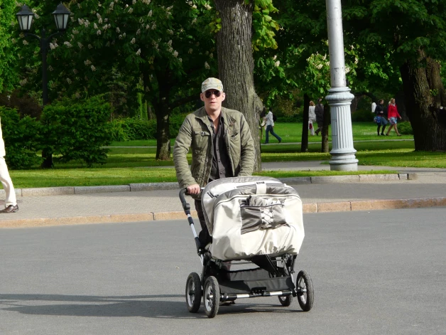 2010. gada maijā aktieris Artūrs Skrastiņš ar savām mēnesi vecajām atvasītēm.