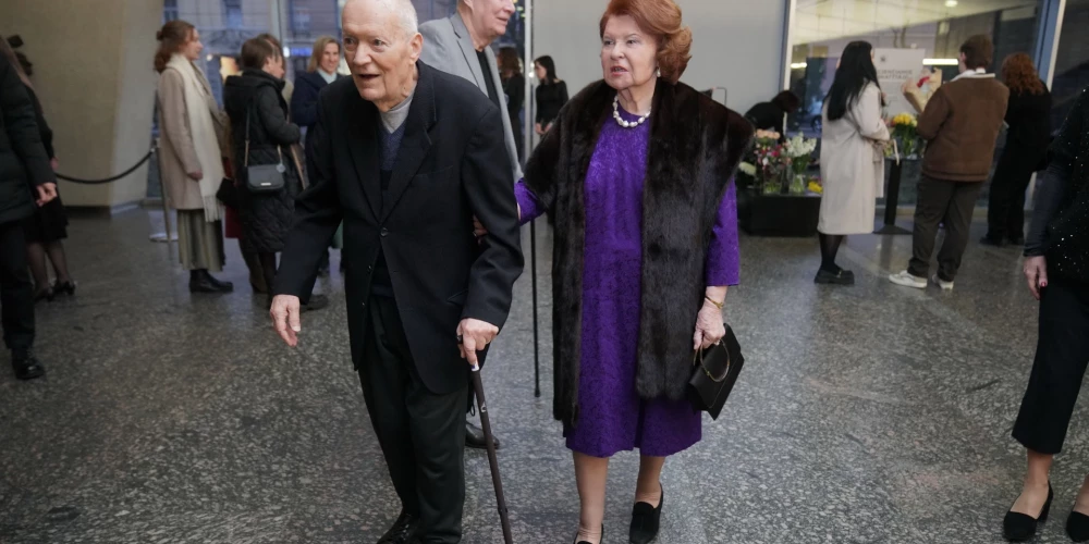 Šā gada pavasarī eksprezidente Vaira Vīķe-Freiberga un Imants Freibergs Dailes teātrī apmeklēja režisora Mārtiņa Eihes muzikālā iestudējuma "Kalifornijas pakalni" pirmizrādi un starpbrīdī omulīgi tērzēja ar citiem pirmizrādes viesiem.