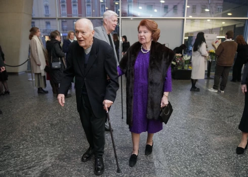 Šā gada pavasarī eksprezidente Vaira Vīķe-Freiberga un Imants Freibergs Dailes teātrī apmeklēja režisora Mārtiņa Eihes muzikālā iestudējuma "Kalifornijas pakalni" pirmizrādi un starpbrīdī omulīgi tērzēja ar citiem pirmizrādes viesiem.