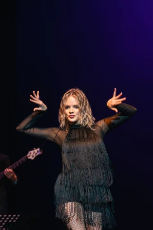 Gita Herta Puzikova pusaudžu gados bija aktīva dejotāja, tāpēc, atsvaidzinot savas zināšanas, izveidoja horeogrāfiju un piedejoja vīram dziesmas Mana mīļā meitene laikā.