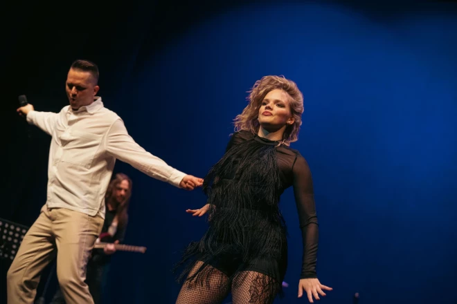 Gita Herta Puzikova pusaudžu gados bija aktīva dejotāja, tāpēc, atsvaidzinot savas zināšanas, izveidoja horeogrāfiju un piedejoja vīram dziesmas Mana mīļā meitene laikā.