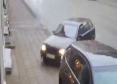 VIDEO. BMW vadītājs Brīvības ielā mēģina "driftēt" un ietriecas "Lexus" automašīnā
