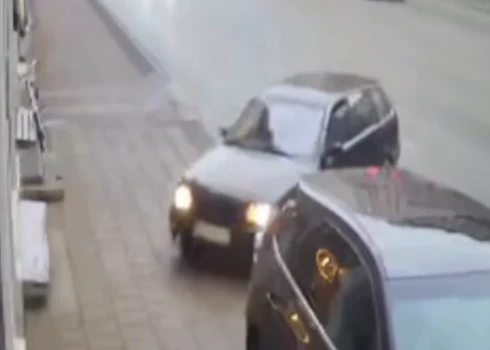 BMW ietriecas "Lexus" (ekrānuzņēmums no video)