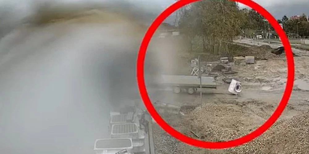 Полиция ищет водителя, который выбросил стиральную машину на улицу и уехал.