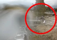 ВИДЕО: полиция Риги просит опознать автомобиль, который сбросил на дорогу стиральную машину