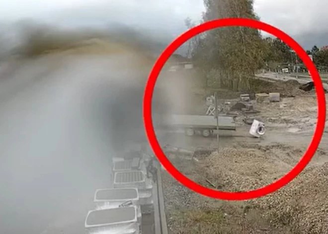 ВИДЕО: полиция Риги просит опознать автомобиль, который сбросил на дорогу стиральную машину