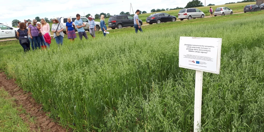 Interesenti vēro biosēklu audzēšanu.