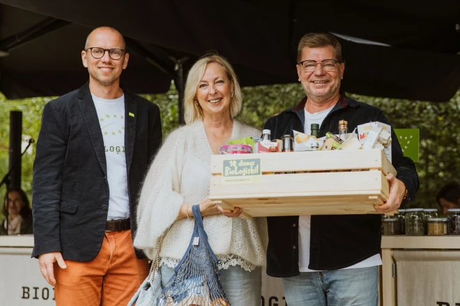 "Bio izaicinājuma:10 dienas bioloģiski" dalībnieku Grūbju ģimenes sveikšana Bioloģisko zemnieku dienā Kalnciema ielas kvartāla tirgū.