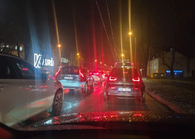 Aculiecinieki: avārijas dēļ Brīvības gatvē pie Šmerļa izveidojies pamatīgs sastrēgums