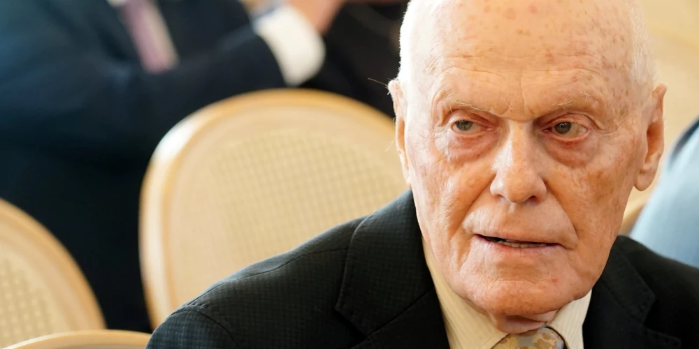 Tiesību zinātņu doktors, bijušais Ministru prezidents Valdis Birkavs.