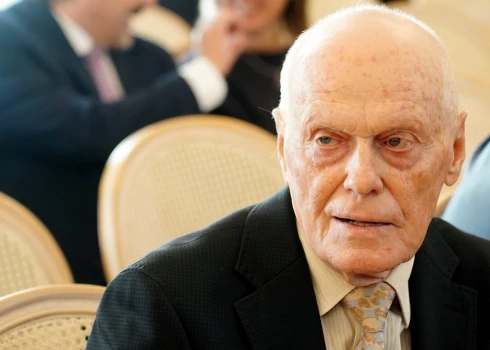 Tiesību zinātņu doktors, bijušais Ministru prezidents Valdis Birkavs.